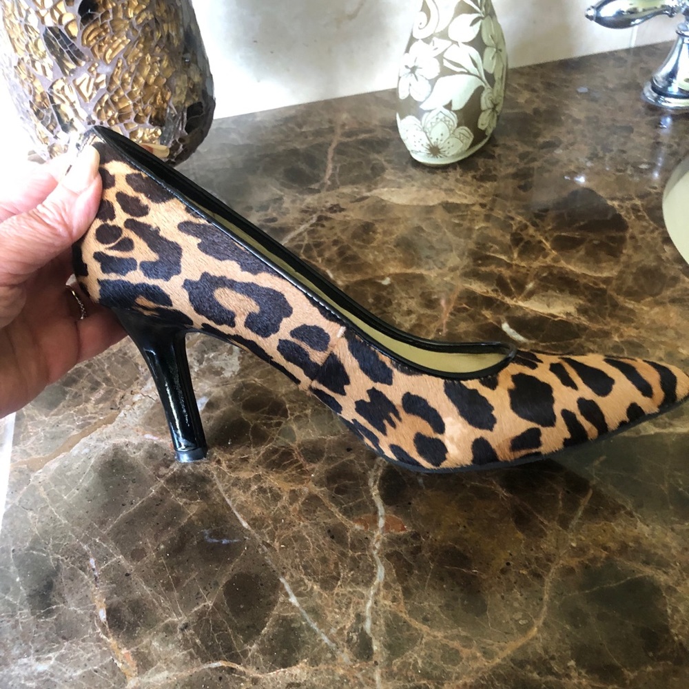 Anne Klein Animal print pumps